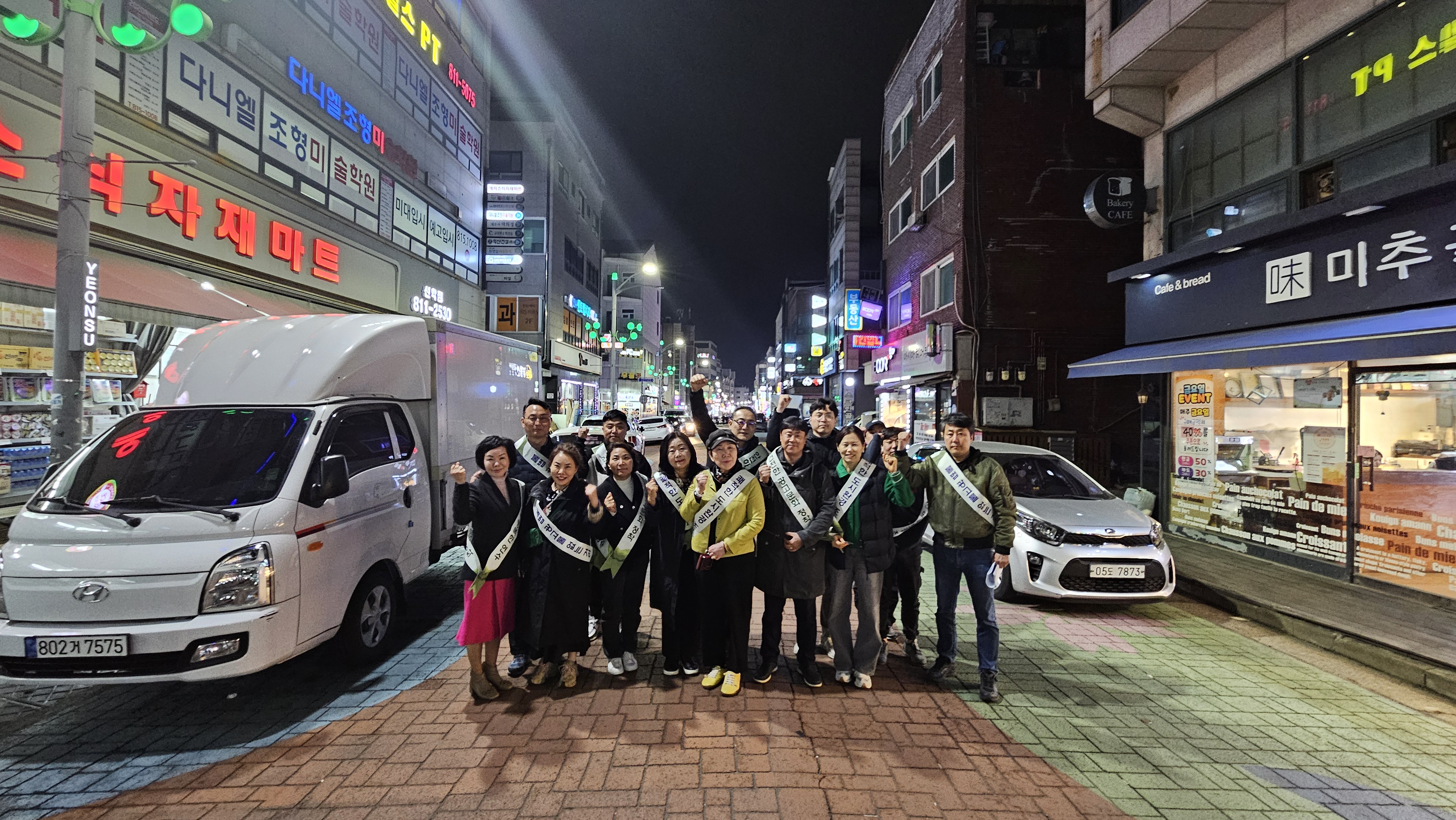 연수구가 무분별하게 부착된 불법광고물로 구민의 통행 불편이 증가하고 안전사고의 우려가 커짐에 따라 불법광고물 근절을 위한 단속과 정비활동에 총력을 다하고 있다